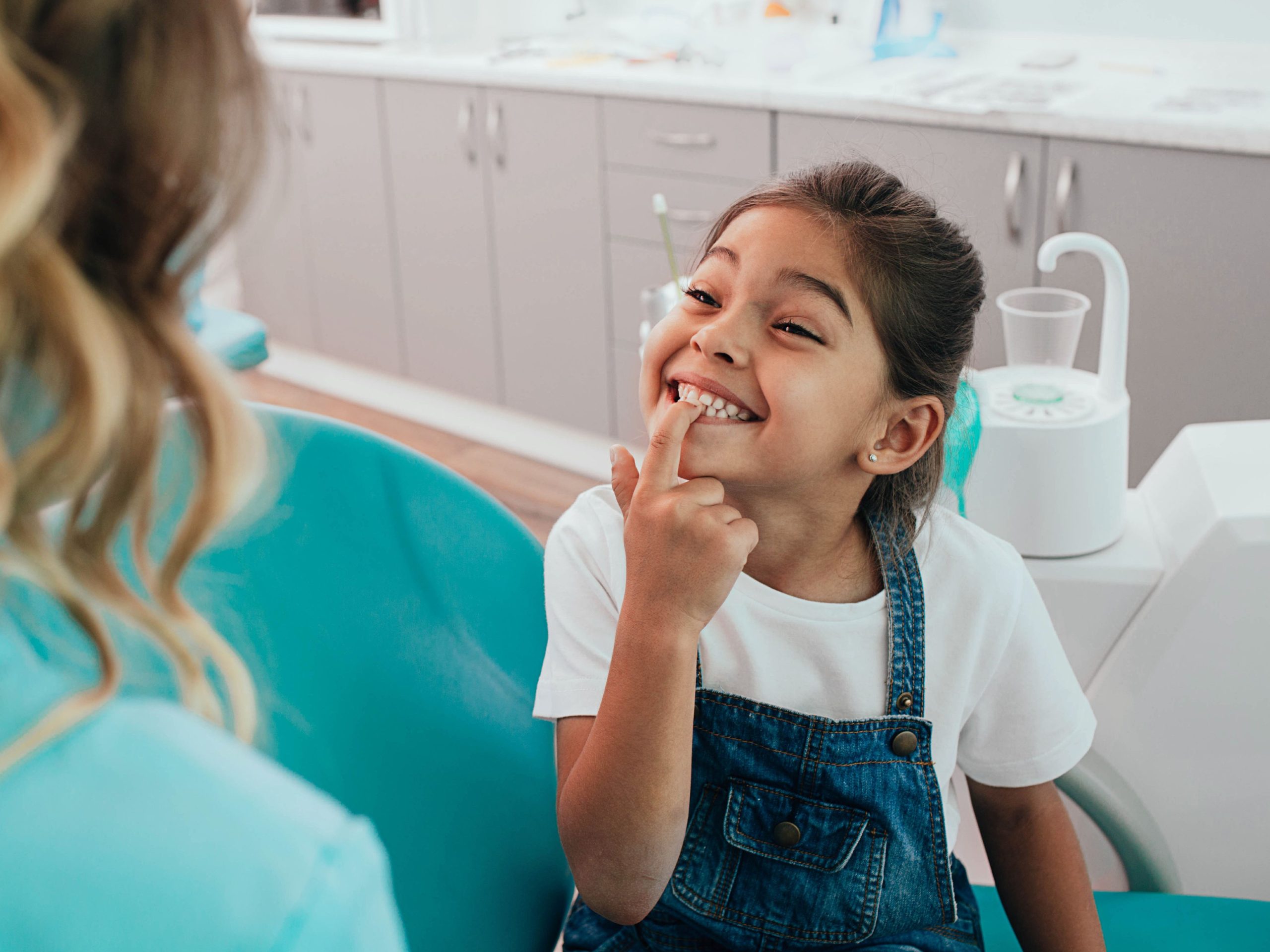 https://www.drmirali-ilham.ma/wp-content/uploads/2023/12/fillette-montrant-ses-dents-dentiste-4096x3072-1-scaled.jpg